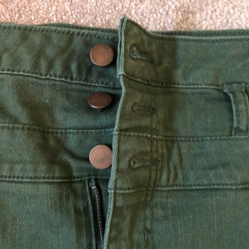 Fire Los Angeles green shorts size 13